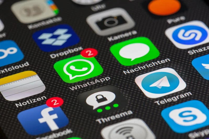 Cara Membuat Tulisan Miring Tebal dan Coret di WhatsApp